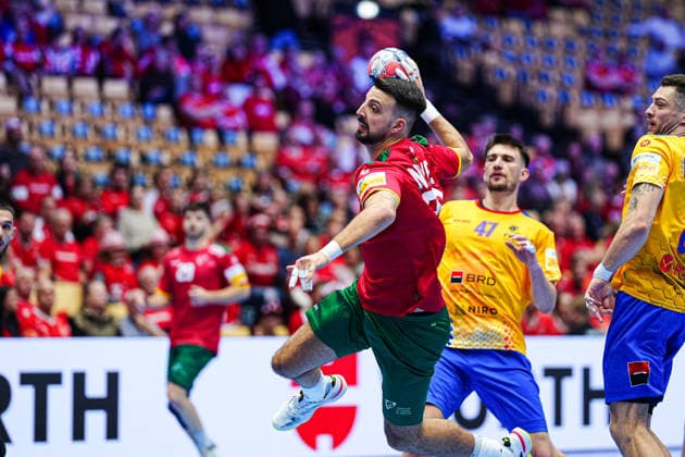 Wurf Tor Miguel Neves (Portugal, 20) DEN, Portugal vs. Rumaenien, Handball, EHF Europameisterschaft 2026, Gruppe B, Spieltag 1, 16.01.2026 DEN, Portugal vs. Rumaenien, Handball, EHF Europameisterschaft 2026, Gruppe B, Spieltag 1, 16.01.2026 Herning Copyright: xEibner-Pressefoto MarcelxvonxFehrnx EP_MFN