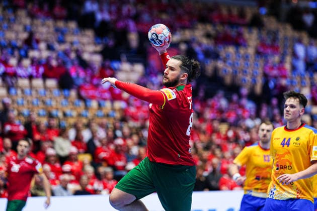 Wurf Tor Luis Frade (Portugal, 82) DEN, Portugal vs. Rumaenien, Handball, EHF Europameisterschaft 2026, Gruppe B, Spieltag 1, 16.01.2026 DEN, Portugal vs. Rumaenien, Handball, EHF Europameisterschaft 2026, Gruppe B, Spieltag 1, 16.01.2026 Herning Copyright: xEibner-Pressefoto MarcelxvonxFehrnx EP_MFN
