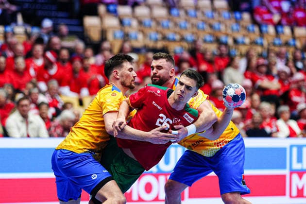 Andrei Buzle (Rumaenien, 47), Francisco Costa (Portugal, 26), Andras Szasz (Rumaenien, 20) DEN, Portugal vs. Rumaenien, Handball, EHF Europameisterschaft 2026, Gruppe B, Spieltag 1, 16.01.2026 DEN, Portugal vs. Rumaenien, Handball, EHF Europameisterschaft 2026, Gruppe B, Spieltag 1, 16.01.2026 Herning Copyright: xEibner-Pressefoto MarcelxvonxFehrnx EP_MFN