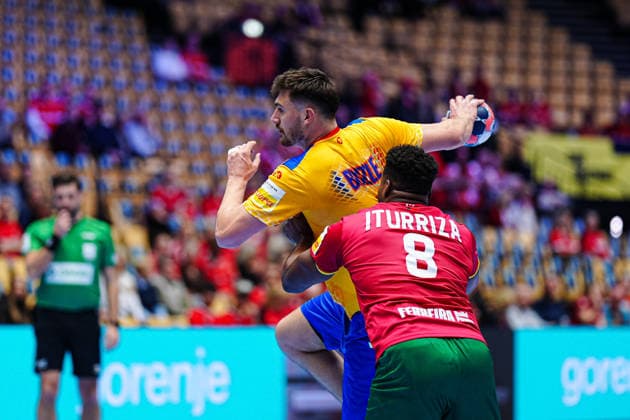 Andrei Buzle (Rumaenien, 47), Victor Iturizza (Portugal, 08) DEN, Portugal vs. Rumaenien, Handball, EHF Europameisterschaft 2026, Gruppe B, Spieltag 1, 16.01.2026 DEN, Portugal vs. Rumaenien, Handball, EHF Europameisterschaft 2026, Gruppe B, Spieltag 1, 16.01.2026 Herning Copyright: xEibner-Pressefoto MarcelxvonxFehrnx EP_MFN