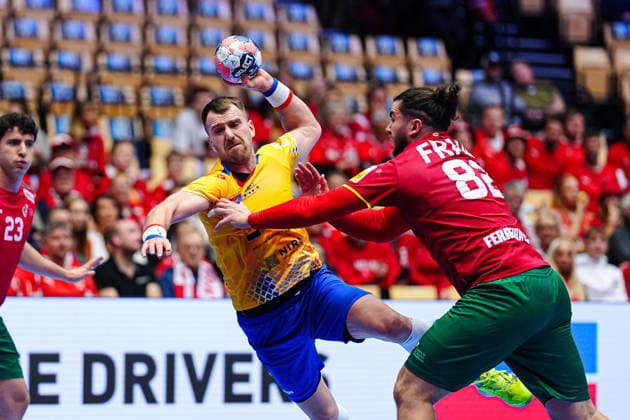 Wurf Tor Radu Ghita (Rumaenien, 13), Luis Frade (Portugal, 82) DEN, Portugal vs. Rumaenien, Handball, EHF Europameisterschaft 2026, Gruppe B, Spieltag 1, 16.01.2026 DEN, Portugal vs. Rumaenien, Handball, EHF Europameisterschaft 2026, Gruppe B, Spieltag 1, 16.01.2026 Herning Copyright: xEibner-Pressefoto MarcelxvonxFehrnx EP_MFN