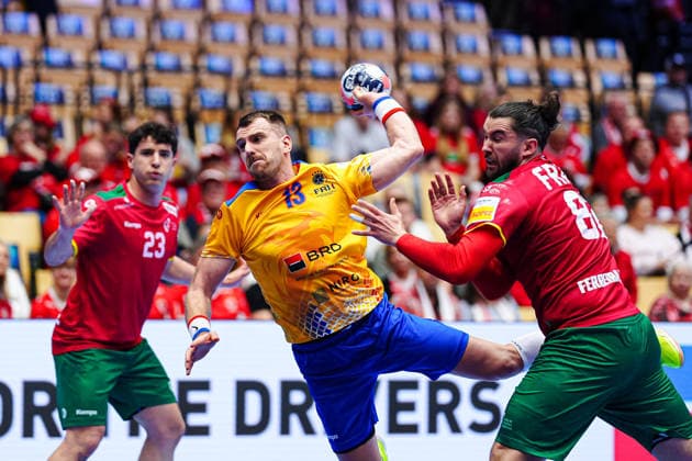 Wurf Tor Radu Ghita (Rumaenien, 13), Luis Frade (Portugal, 82) DEN, Portugal vs. Rumaenien, Handball, EHF Europameisterschaft 2026, Gruppe B, Spieltag 1, 16.01.2026 DEN, Portugal vs. Rumaenien, Handball, EHF Europameisterschaft 2026, Gruppe B, Spieltag 1, 16.01.2026 Herning Copyright: xEibner-Pressefoto MarcelxvonxFehrnx EP_MFN
