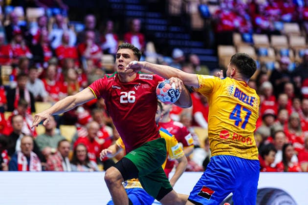 Francisco Costa (Portugal, 26), Andrei Buzle (Rumaenien, 47) DEN, Portugal vs. Rumaenien, Handball, EHF Europameisterschaft 2026, Gruppe B, Spieltag 1, 16.01.2026 DEN, Portugal vs. Rumaenien, Handball, EHF Europameisterschaft 2026, Gruppe B, Spieltag 1, 16.01.2026 Herning Copyright: xEibner-Pressefoto MarcelxvonxFehrnx EP_MFN