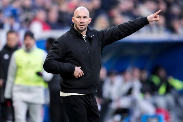 Christian Ilzer (Trainer, Cheftrainer, Hoffenheim), gibt Anweisungen, gestikuliert, mit den Armen gestikulieren, Einzelbild, Einzelfoto, Aktion, Action, 17.01.2026, Sinsheim (Deutschland), Fussball, Bundesliga, TSG 1899 Hoffenheim - Bayer 04 Leverkusen, DFB DFL REGULATIONS PROHIBIT ANY USE OF PHOTOGRAPHS AS IMAGE SEQUENCES AND OR QUASI-VIDEO.