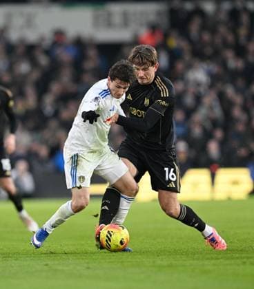 Brenden Aaronson of Leeds United and Sander Berge of Fulham Leeds United v Fulham, Premier League, Football, Elland Road, Leeds, UK - 17 Jan 2026Leeds Elland Road United Kingdom EDITORIAL USE ONLY No use with unauthorised audio, video, data, fixture lists, club league logos or live services. Online in-match use limited to 120 images, no video emulation. No use in betting, games or single club league player publications. Copyright: xAnnaxGowthorpe Shutterstockx 16348115aj