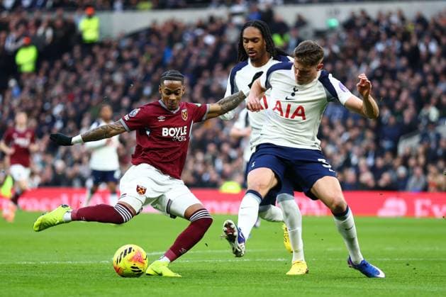 Crysencio Summerville of West Ham United under pressure from Micky van de Ven of Tottenham Hotspur Tottenham Hotspur v West Ham United, Premier League, Football, Tottenham Hotspur Stadium, London, UK - 17 Jan 2026London Tottenham Hotspur Stadium United Kingdom EDITORIAL USE ONLY No use with unauthorised audio, video, data, fixture lists, club league logos or live services. Online in-match use limited to 120 images, no video emulation. No use in betting, games or single club league player publications. Copyright: xSimonxDael Shutterstockx 16348134ao