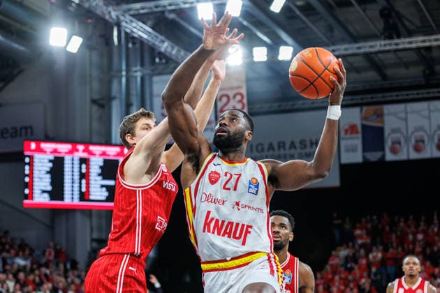 Richard Balint (BMA365 Bamberg Baskets, 11), Eddy Edigin Jr (Fit One Wuerzburg Baskets, 27), BMA365 Bamberg Baskets vs. Fitness First Wuerzburg Baskets, Basketball, easyCredit BBL, 16. Spieltag, 17.01.2026 BMA365 Bamberg Baskets vs. Fitness First Wuerzburg Baskets, Basketball, easyCredit BBL, 16. Spieltag, 17.01.2026 Bamberg Copyright: xEibner-Pressefoto G.xSantemizx EP_EER