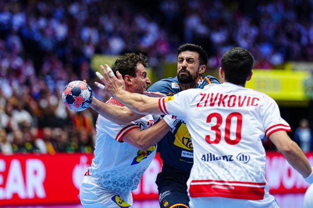 Lukas Herburger (Oesterreich, 26), Agustin Casado (Spanien, 08) DEN, Oesterreich vs. Spanien, Handball, EHF Europameisterschaft 2026, Gruppe A, Spieltag 2, 17.01.2026 DEN, Oesterreich vs. Spanien, Handball, EHF Europameisterschaft 2026, Gruppe A, Spieltag 2, 17.01.2026 Herning Copyright: xEibner-Pressefoto MarcelxvonxFehrnx EP_MFN
