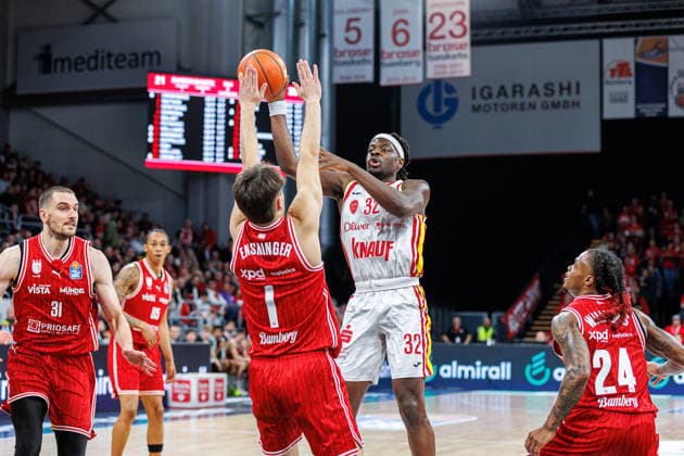 Zachary Ensminger (BMA365 Bamberg Baskets, 01), Charles Thompson (Fit One Wuerzburg Baskets, 32), BMA365 Bamberg Baskets vs. Fitness First Wuerzburg Baskets, Basketball, easyCredit BBL, 16. Spieltag, 17.01.2026 BMA365 Bamberg Baskets vs. Fitness First Wuerzburg Baskets, Basketball, easyCredit BBL, 16. Spieltag, 17.01.2026 Bamberg Copyright: xEibner-Pressefoto G.xSantemizx EP_EER