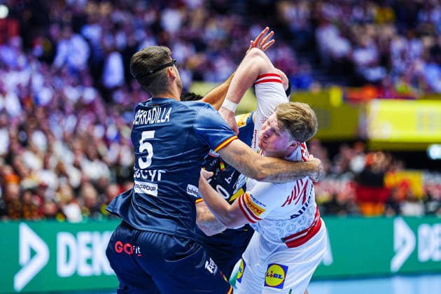Antonio Serradilla (Spanien, 05), Lukas Hutecek (Oesterreich, 72) DEN, Oesterreich vs. Spanien, Handball, EHF Europameisterschaft 2026, Gruppe A, Spieltag 2, 17.01.2026 DEN, Oesterreich vs. Spanien, Handball, EHF Europameisterschaft 2026, Gruppe A, Spieltag 2, 17.01.2026 Herning Copyright: xEibner-Pressefoto MarcelxvonxFehrnx EP_MFN