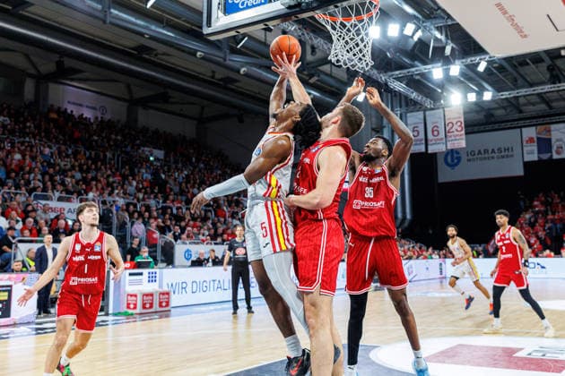 Marcus Carr (Fit One Wuerzburg Baskets, 05), Moritz Krimmer (BMA365 Bamberg Baskets, 27), Ejiofor Onu (BMA365 Bamberg Baskets, 35), BMA365 Bamberg Baskets vs. Fitness First Wuerzburg Baskets, Basketball, easyCredit BBL, 16. Spieltag, 17.01.2026 BMA365 Bamberg Baskets vs. Fitness First Wuerzburg Baskets, Basketball, easyCredit BBL, 16. Spieltag, 17.01.2026 Bamberg Copyright: xEibner-Pressefoto G.xSantemizx EP_EER