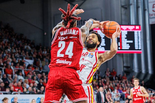 Cobe Williams (BMA365 Bamberg Baskets, 24), Davion Mintz (Fit One Wuerzburg Baskets, 10), BMA365 Bamberg Baskets vs. Fitness First Wuerzburg Baskets, Basketball, easyCredit BBL, 16. Spieltag, 17.01.2026 BMA365 Bamberg Baskets vs. Fitness First Wuerzburg Baskets, Basketball, easyCredit BBL, 16. Spieltag, 17.01.2026 Bamberg Copyright: xEibner-Pressefoto G.xSantemizx EP_EER