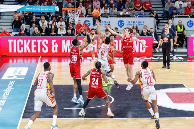 Ejiofor Onu (BMA365 Bamberg Baskets, 35), Davion Mintz (Fit One Wuerzburg Baskets, 10), Richard Balint (BMA365 Bamberg Baskets, 11), BMA365 Bamberg Baskets vs. Fitness First Wuerzburg Baskets, Basketball, easyCredit BBL, 16. Spieltag, 17.01.2026 BMA365 Bamberg Baskets vs. Fitness First Wuerzburg Baskets, Basketball, easyCredit BBL, 16. Spieltag, 17.01.2026 Bamberg Copyright: xEibner-Pressefoto G.xSantemizx EP_EER