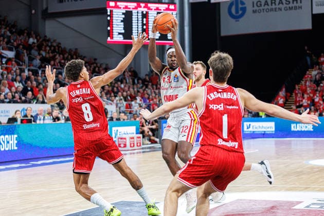 Demarcus Demonia (BMA365 Bamberg Baskets, 08), Charles Thompson (Fit One Wuerzburg Baskets, 32), Zachary Ensminger (BMA365 Bamberg Baskets, 01), BMA365 Bamberg Baskets vs. Fitness First Wuerzburg Baskets, Basketball, easyCredit BBL, 16. Spieltag, 17.01.2026 BMA365 Bamberg Baskets vs. Fitness First Wuerzburg Baskets, Basketball, easyCredit BBL, 16. Spieltag, 17.01.2026 Bamberg Copyright: xEibner-Pressefoto G.xSantemizx EP_EER