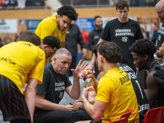 Henrik Gabriel Sonko (Tigers Tuebingen, Head Coach) gitb seiner Mannschaft die letzten Anweisungen. VfL SparkassenStars Bochum vs. Tigers Tuebingen, Basketball, Barmer 2. Basketballbundesliga, 18. Spieltag, Saison 2025 2026, 17.01.2026 VfL Bochum vs. Tigers Tuebingen, Basketball, Barmer 2. Basketballbundesliga, Pro A, 18. Spieltag, Saison 2025 2026, 17.01.2026 Bochum Copyright: xEibner-Pressefoto ThomasxHaeslerx EP_THR