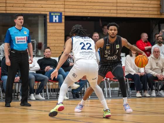 Zweikampf zwischen Bernard Joel Pelote III (Tigers Tuebingen, 01) und Malek Green (VfL SparkassenStars Bochum, 22). VfL SparkassenStars Bochum vs. Tigers Tuebingen, Basketball, Barmer 2. Basketballbundesliga, 18. Spieltag, Saison 2025 2026, 17.01.2026 VfL Bochum vs. Tigers Tuebingen, Basketball, Barmer 2. Basketballbundesliga, Pro A, 18. Spieltag, Saison 2025 2026, 17.01.2026 Bochum Copyright: xEibner-Pressefoto ThomasxHaeslerx EP_THR