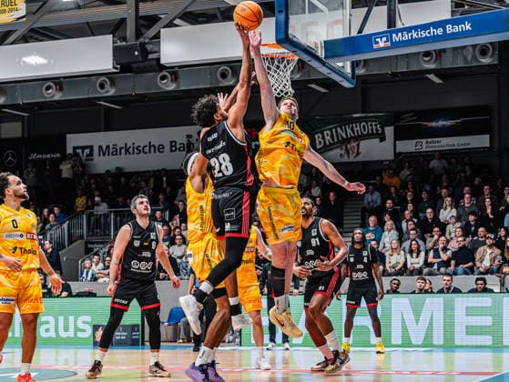 Alieu Ceesay (SBB Baskets, 28) im Dunk gegen Fabian Bleck (Phoenix Hagen, 10) Phoenix Hagen vs. SBB Baskets Wolmirstedt, Basketball, BARMER 2. Basketball Bundesliga, 18. Spieltag, Saison 2025 2026, 17.01.2026 Phoenix Hagen vs. SBB Baskets Wolmirstedt, Basketball, BARMER 2. Basketball Bundesliga, 18. Spieltag, Saison 2025 2026, 17.01.2026 Hagen Copyright: xEibner-Pressefoto DamianxKruczynx EP_DKI
