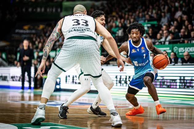 Isaiah Swope (Skyliners Frankfurt) im Zweikampf mit Maik Zirbes (Gladiators Trier) und Clayton Guillozet (Gladiators Trier), Vet Concept Gladiators Trier vs Skyliners Frankfurt, Basketball, easyCredit BBL, 16. Spieltag, Saison 2025 2026, 17.01.2026 Vet Concept Gladiators Trier vs Skyliners Frankfurt, Basketball, easyCredit BBL, 16. Spieltag, Saison 2025 2026, 17.01.2026 Copyright: xEibner-Pressefoto AlexanderxNeisx EP_ANS