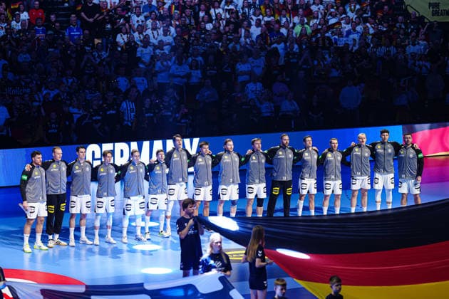 Deutschland bei Nationalhymne DEN, Serbien vs. Deutschland, Handball, EHF Europameisterschaft 2026, Gruppe A, Spieltag 2, 17.01.2026 DEN, Serbien vs. Deutschland, Handball, EHF Europameisterschaft 2026, Gruppe A, Spieltag 2, 17.01.2026 Herning Copyright: xEibner-Pressefoto MarcelxvonxFehrnx EP_MFN