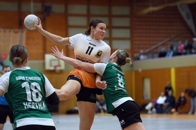 Lena Klinger (VfL Waiblingen 11) (am Ball), Julia Hertha Andersen (SG 09 Kirchhof 18) (L), Marie Sauerwald (SG 09 Kirchhof 8) (R) , GER, SG 09 Kirchhof - VfL Waiblingen, Handball, 2. Bundesliga Frauen, 14. Spieltag, Saison 2025 2026, 17.01.2026, GER, SG 09 Kirchhof - VfL Waiblingen, Handball, 2. Bundesliga Frauen, 14. Spieltag, Saison 2025 2026, {date Melsungen Copyright: xEibner-Pressefotox xRolandxSippelx EP_RSL