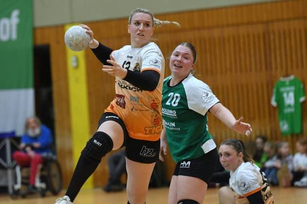 Samira Brand (VfL Waiblingen 13) (am Ball), Luisa Krueger (SG 09 Kirchhof 20) (R) , GER, SG 09 Kirchhof - VfL Waiblingen, Handball, 2. Bundesliga Frauen, 14. Spieltag, Saison 2025 2026, 17.01.2026, GER, SG 09 Kirchhof - VfL Waiblingen, Handball, 2. Bundesliga Frauen, 14. Spieltag, Saison 2025 2026, {date Melsungen Copyright: xEibner-Pressefotox xRolandxSippelx EP_RSL