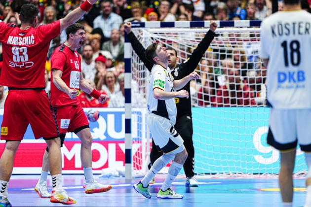 Lukas Zerbe (Deutschland, 17) enttaeuscht nach verworfenem 7 Meter Wurf Tor, Jubel Serbien DEN, Serbien vs. Deutschland, Handball, EHF Europameisterschaft 2026, Gruppe A, Spieltag 2, 17.01.2026 DEN, Serbien vs. Deutschland, Handball, EHF Europameisterschaft 2026, Gruppe A, Spieltag 2, 17.01.2026 Herning Copyright: xEibner-Pressefoto MarcelxvonxFehrnx EP_MFN