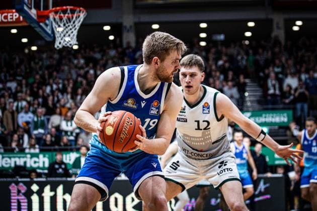 Till Pape (Skyliners Frankfurt) im Zweikampf mit Marten Linssen (Gladiators Trier), Vet Concept Gladiators Trier vs Skyliners Frankfurt, Basketball, easyCredit BBL, 16. Spieltag, Saison 2025 2026, 17.01.2026 Vet Concept Gladiators Trier vs Skyliners Frankfurt, Basketball, easyCredit BBL, 16. Spieltag, Saison 2025 2026, 17.01.2026 Copyright: xEibner-Pressefoto AlexanderxNeisx EP_ANS