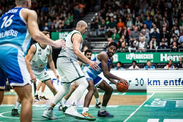 William Christmas (Skyliners Frankfurt) im Zweikampf mit Maik Zirbes (Gladiators Trier), Vet Concept Gladiators Trier vs Skyliners Frankfurt, Basketball, easyCredit BBL, 16. Spieltag, Saison 2025 2026, 17.01.2026 Vet Concept Gladiators Trier vs Skyliners Frankfurt, Basketball, easyCredit BBL, 16. Spieltag, Saison 2025 2026, 17.01.2026 Copyright: xEibner-Pressefoto AlexanderxNeisx EP_ANS