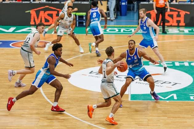 Steven Ashworth(Gladiators Trier) im Zweikampf mit Nahiem Alleyne (Skyliners Frankfurt), Jaedon Le Dee (Skyliners Frankfurt), Vet Concept Gladiators Trier vs Skyliners Frankfurt, Basketball, easyCredit BBL, 16. Spieltag, Saison 2025 2026, 17.01.2026 Vet Concept Gladiators Trier vs Skyliners Frankfurt, Basketball, easyCredit BBL, 16. Spieltag, Saison 2025 2026, 17.01.2026 Copyright: xEibner-Pressefoto AlexanderxNeisx EP_ANS
