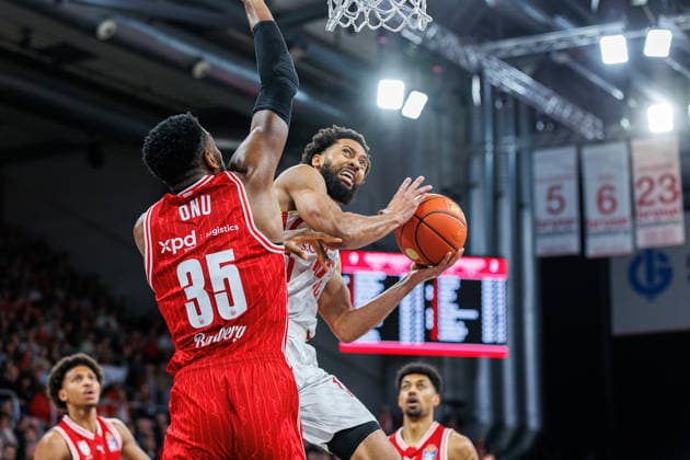Ejiofor Onu (BMA365 Bamberg Baskets, 35), Davion Mintz (Fit One Wuerzburg Baskets, 10), BMA365 Bamberg Baskets vs. Fitness First Wuerzburg Baskets, Basketball, easyCredit BBL, 16. Spieltag, 17.01.2026 BMA365 Bamberg Baskets vs. Fitness First Wuerzburg Baskets, Basketball, easyCredit BBL, 16. Spieltag, 17.01.2026 Bamberg Copyright: xEibner-Pressefoto G.xSantemizx EP_EER