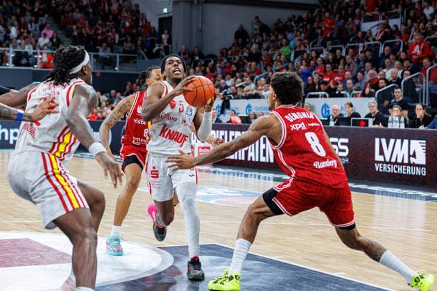 Marcus Carr (Fit One Wuerzburg Baskets, 05), Demarcus Demonia (BMA365 Bamberg Baskets, 08), BMA365 Bamberg Baskets vs. Fitness First Wuerzburg Baskets, Basketball, easyCredit BBL, 16. Spieltag, 17.01.2026 BMA365 Bamberg Baskets vs. Fitness First Wuerzburg Baskets, Basketball, easyCredit BBL, 16. Spieltag, 17.01.2026 Bamberg Copyright: xEibner-Pressefoto G.xSantemizx EP_EER