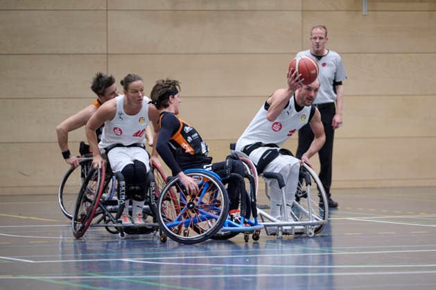Nürnberg Falcons vs. Hannover United 2, Rollstuhl Basketball, 2. Rollstuhl Basketball Bundesliga, Division A, RBBL2 Div A 25 26, Nürnberg, Sporthalle Berthold-Brecht-Schule, 15 Andre Hopp (Nürnberg Falcons), 10 Gesche Schünemann (C, Nürnberg Falcons) RBBL2, Nürnberg Falcons vs. Hannover United 2 Nürnberg Sporthalle Berthold-Brecht-Schule Bayern Deutschland