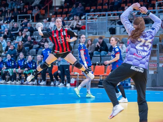 Sophia Cormann (TSV Bayer 04 Leverkusen, 10) kommt zum Wurf gegen Ylva Elin Tants (Rostocker HC, 25). TSV Bayer 04 Leverkusen vs. Rostocker Handball Club, Handball, ALSCO Handballbundesliga Frauen, 14. Spieltag, Saison 2025 2026, 18.01.2026 TSV Bayer 04 Leverkusen vs. Rostocker Handball Club, Handball, ALSCO Handballbundesliga Frauen, 18. Spieltag, Saison 2025 2026, 18.01.2026 Leverkusen Copyright: xEibner-Pressefoto ThomasxHaeslerx EP_THR
