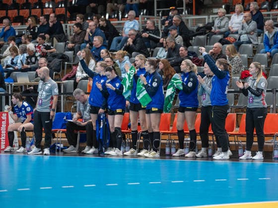 Die Rostocker Bank bejubelt eine gelungene Aktion. TSV Bayer 04 Leverkusen vs. Rostocker Handball Club, Handball, ALSCO Handballbundesliga Frauen, 14. Spieltag, Saison 2025 2026, 18.01.2026 TSV Bayer 04 Leverkusen vs. Rostocker Handball Club, Handball, ALSCO Handballbundesliga Frauen, 18. Spieltag, Saison 2025 2026, 18.01.2026 Leverkusen Copyright: xEibner-Pressefoto ThomasxHaeslerx EP_THR