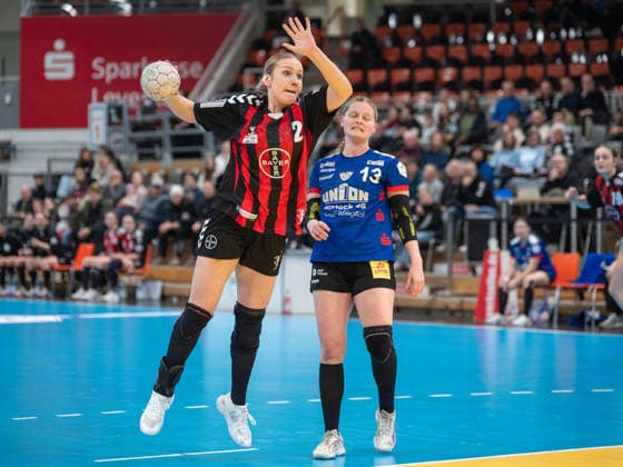 Annika Ingenpass (TSV Bayer 04 Leverkusen, 02) hat sich gegen Merja Wohlfeil (Rostocker HC, 13) durchgesetzt und wirft. TSV Bayer 04 Leverkusen vs. Rostocker Handball Club, Handball, ALSCO Handballbundesliga Frauen, 14. Spieltag, Saison 2025 2026, 18.01.2026 TSV Bayer 04 Leverkusen vs. Rostocker Handball Club, Handball, ALSCO Handballbundesliga Frauen, 18. Spieltag, Saison 2025 2026, 18.01.2026 Leverkusen Copyright: xEibner-Pressefoto ThomasxHaeslerx EP_THR