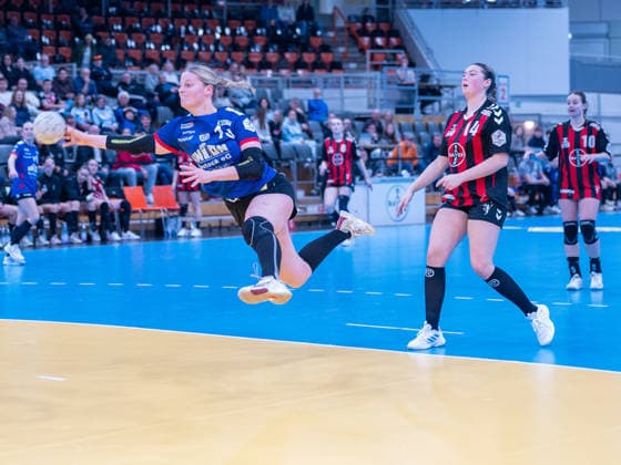 Merja Wohlfeil (Rostocker HC, 13) hat sich gegen Henriette Clauberg (TSV Bayer 04 Leverkusen, 14) durchgesetzt und wirft. TSV Bayer 04 Leverkusen vs. Rostocker Handball Club, Handball, ALSCO Handballbundesliga Frauen, 14. Spieltag, Saison 2025 2026, 18.01.2026 TSV Bayer 04 Leverkusen vs. Rostocker Handball Club, Handball, ALSCO Handballbundesliga Frauen, 18. Spieltag, Saison 2025 2026, 18.01.2026 Leverkusen Copyright: xEibner-Pressefoto ThomasxHaeslerx EP_THR