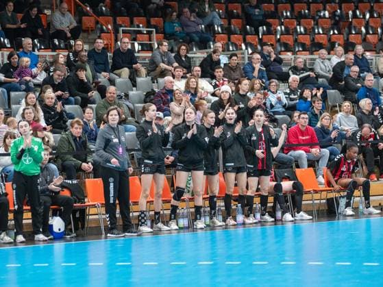 Die Leverkusener Bank bejubelt eine gelungenen Abwehr. TSV Bayer 04 Leverkusen vs. Rostocker Handball Club, Handball, ALSCO Handballbundesliga Frauen, 14. Spieltag, Saison 2025 2026, 18.01.2026 TSV Bayer 04 Leverkusen vs. Rostocker Handball Club, Handball, ALSCO Handballbundesliga Frauen, 18. Spieltag, Saison 2025 2026, 18.01.2026 Leverkusen Copyright: xEibner-Pressefoto ThomasxHaeslerx EP_THR