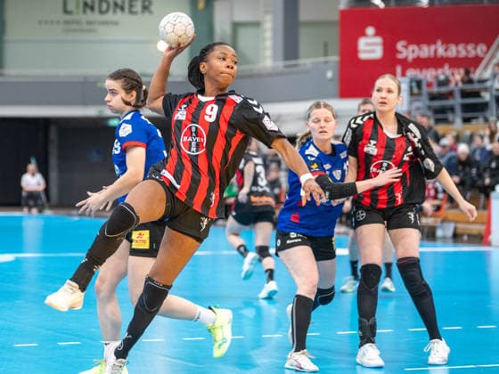Jessy Marlonne Souza (TSV Bayer 04 Leverkusen, 09) beim Wurf. TSV Bayer 04 Leverkusen vs. Rostocker Handball Club, Handball, ALSCO Handballbundesliga Frauen, 14. Spieltag, Saison 2025 2026, 18.01.2026 TSV Bayer 04 Leverkusen vs. Rostocker Handball Club, Handball, ALSCO Handballbundesliga Frauen, 18. Spieltag, Saison 2025 2026, 18.01.2026 Leverkusen Copyright: xEibner-Pressefoto ThomasxHaeslerx EP_THR