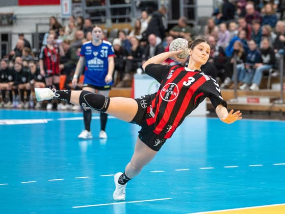 Dana Gruner (TSV Bayer 04 Leverkusen, 03) verwandelt einen Siebenmeter. TSV Bayer 04 Leverkusen vs. Rostocker Handball Club, Handball, ALSCO Handballbundesliga Frauen, 14. Spieltag, Saison 2025 2026, 18.01.2026 TSV Bayer 04 Leverkusen vs. Rostocker Handball Club, Handball, ALSCO Handballbundesliga Frauen, 18. Spieltag, Saison 2025 2026, 18.01.2026 Leverkusen Copyright: xEibner-Pressefoto ThomasxHaeslerx EP_THR
