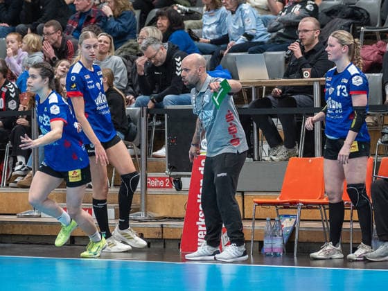 Dominic Buttig (Rostocker HC, Trainer) gibt seiner Mannschaft Anweisungen. TSV Bayer 04 Leverkusen vs. Rostocker Handball Club, Handball, ALSCO Handballbundesliga Frauen, 14. Spieltag, Saison 2025 2026, 18.01.2026 TSV Bayer 04 Leverkusen vs. Rostocker Handball Club, Handball, ALSCO Handballbundesliga Frauen, 18. Spieltag, Saison 2025 2026, 18.01.2026 Leverkusen Copyright: xEibner-Pressefoto ThomasxHaeslerx EP_THR