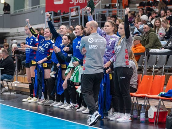 Die Rostocker Bank bejubelt eine gelungene Abwehr. TSV Bayer 04 Leverkusen vs. Rostocker Handball Club, Handball, ALSCO Handballbundesliga Frauen, 14. Spieltag, Saison 2025 2026, 18.01.2026 TSV Bayer 04 Leverkusen vs. Rostocker Handball Club, Handball, ALSCO Handballbundesliga Frauen, 18. Spieltag, Saison 2025 2026, 18.01.2026 Leverkusen Copyright: xEibner-Pressefoto ThomasxHaeslerx EP_THR