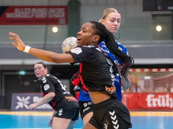 Zweikampf zwischen Jessy Marlonne Souza (TSV Bayer 04 Leverkusen, 09) und Emma Mirabell Dubrau (Rostocker HC, 07). TSV Bayer 04 Leverkusen vs. Rostocker Handball Club, Handball, ALSCO Handballbundesliga Frauen, 14. Spieltag, Saison 2025 2026, 18.01.2026 TSV Bayer 04 Leverkusen vs. Rostocker Handball Club, Handball, ALSCO Handballbundesliga Frauen, 18. Spieltag, Saison 2025 2026, 18.01.2026 Leverkusen Copyright: xEibner-Pressefoto ThomasxHaeslerx EP_THR