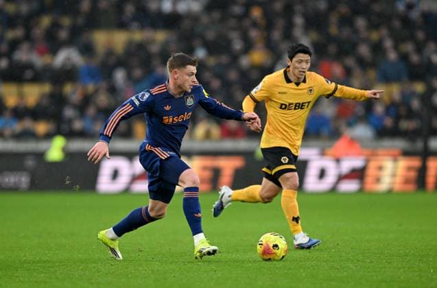 Harvey Barnes of Newcastle United and Hwang Hee-chan of Wolverhampton Wanderers Wolverhampton Wanderers v Newcastle United, Premier League, Football, Molineux, Wolverhampton, UK - 18 Jan 2026Wolverhampton Molineux United Kingdom EDITORIAL USE ONLY No use with unauthorised audio, video, data, fixture lists, club league logos or live services. Online in-match use limited to 120 images, no video emulation. No use in betting, games or single club league player publications. Copyright: xAnnaxGowthorpe Shutterstockx 16348228x