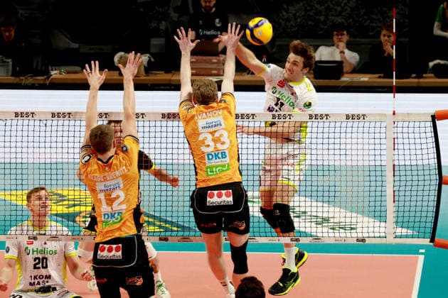 DEU, DVV, 1.VBL, BR Volleys vs. Helios Grizzlys Giesen, 18.01.2026, Max-Schmeling-Halle, Berlin, DEU, DVV, 1.VBL, BR Volleys vs. Helios Grizzlys Giesen, im Bild Florian Krage-Brewitz (BR Volleys 12), Fedor Ivanov (BR Volleys 33), CODY KESSEL (Giesen 11)