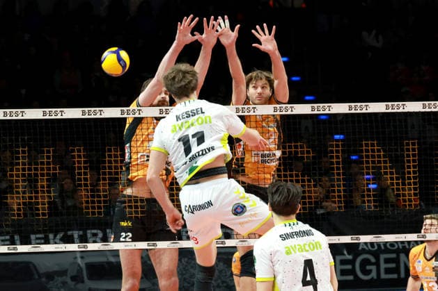 DEU, DVV, 1.VBL, BR Volleys vs. Helios Grizzlys Giesen, 18.01.2026, Max-Schmeling-Halle, Berlin, DEU, DVV, 1.VBL, BR Volleys vs. Helios Grizzlys Giesen, im Bild Jake Hanes (BR Volleys 22), Matthew Knigge (BR Volleys 2), CODY KESSEL (Giesen 11)