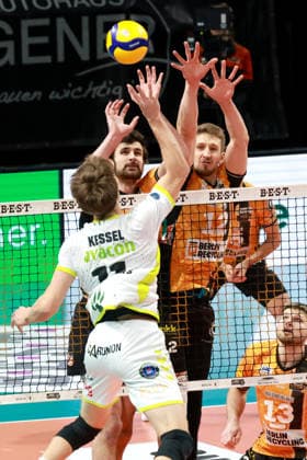 DEU, DVV, 1.VBL, BR Volleys vs. Helios Grizzlys Giesen, 18.01.2026, Max-Schmeling-Halle, Berlin, DEU, DVV, 1.VBL, BR Volleys vs. Helios Grizzlys Giesen, im Bild Jake Hanes (BR Volleys 22), Florian Krage-Brewitz (BR Volleys 12), CODY KESSEL (Giesen 11)