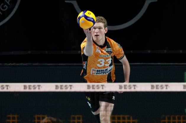 DEU, DVV, 1.VBL, BR Volleys vs. Helios Grizzlys Giesen, 18.01.2026, Max-Schmeling-Halle, Berlin, DEU, DVV, 1.VBL, BR Volleys vs. Helios Grizzlys Giesen, im Bild Aufschlag von Fedor Ivanov (BR Volleys 33)