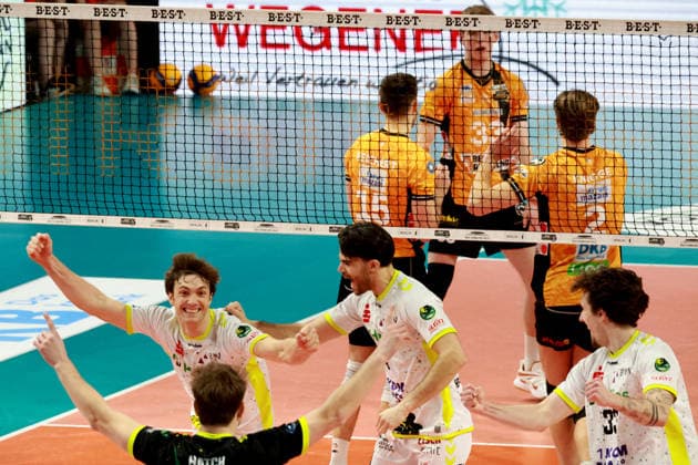 DEU, DVV, 1.VBL, BR Volleys vs. Helios Grizzlys Giesen, 18.01.2026, Max-Schmeling-Halle, Berlin, DEU, DVV, 1.VBL, BR Volleys vs. Helios Grizzlys Giesen, im Bild BR Volleys-Spielerkreis, Gießener-Spielerkreis, CODY KESSEL (Giesen 11)