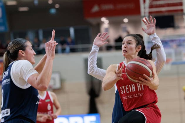 Alexia Allesch (Lions, 0), Jennifer Crowder (HTC, 7), Syntainics MBC vs. Herner TC, Frauen, Basketball, 1. Bundesliga, DBBL, Hauptrunde, 15. Spieltag, Saison 2025 26, 18.01.2026. Halle SWH Arena Sachsen-Anhalt Deutschland