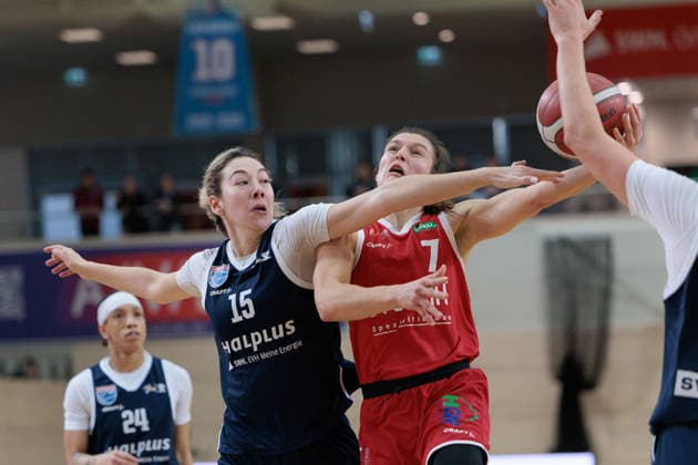 Sona Svetlikova (Lions, 15), Jennifer Crowder (HTC, 7), Syntainics MBC vs. Herner TC, Frauen, Basketball, 1. Bundesliga, DBBL, Hauptrunde, 15. Spieltag, Saison 2025 26, 18.01.2026. Halle SWH Arena Sachsen-Anhalt Deutschland